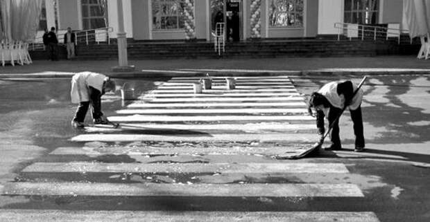 Из-за отсутствия техники мэр Ялты предложил мыть тротуары шваброй