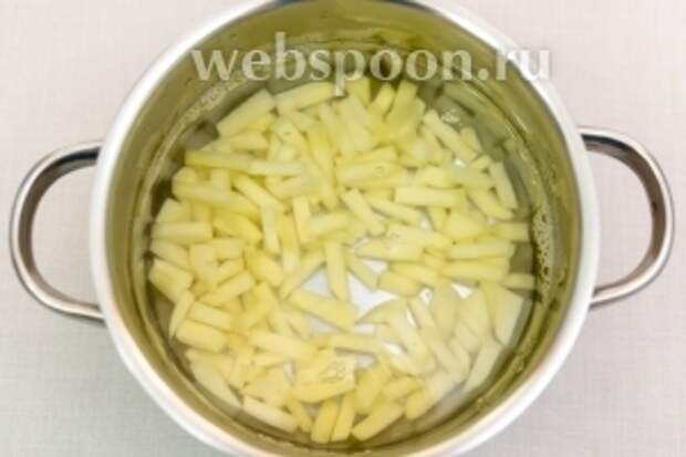 Картофель нарежем брусочками и поставим варить.
