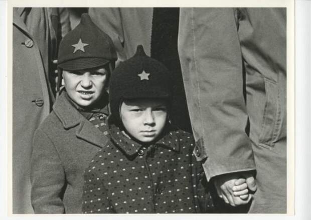 Мальчики в буденовках. СССР, Москва, 1960-е годы.