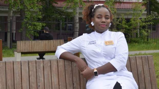 «Бабушки на приёме просили потрогать волосы»: как в мурманской Кандалакше в местной больнице работает врач из Африки