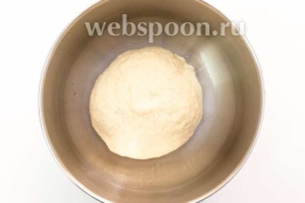 Подсыпая муку (её может понадобиться больше или меньше указанного количества), замесим мягкое тесто. Выкладываем его в миску, смазанную маслом, накрываем плёнкой. Ставим в тёплое место на 1 час.