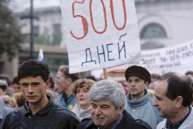 Председатель Моссовета Гавриил Попов (в центре) на митинге, организованном партией «Демократическая Россия», Моссоветом и Московским объединением избирателей в поддержку экономической реформы в стране «500 дней». 35 лет назад началась перестройка. Как желание Горбачева сделать СССР лучше разрушило страну