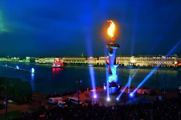 В рамках подготовки к проведению праздника «Алые паруса» этой ночью зажгут факелы Ростральных колонн