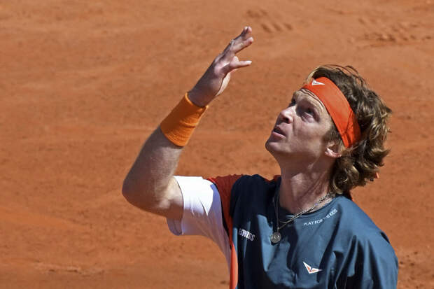 Рублев обыграл Риндеркнеша в четвертьфинале теннисного турнира в Дубае