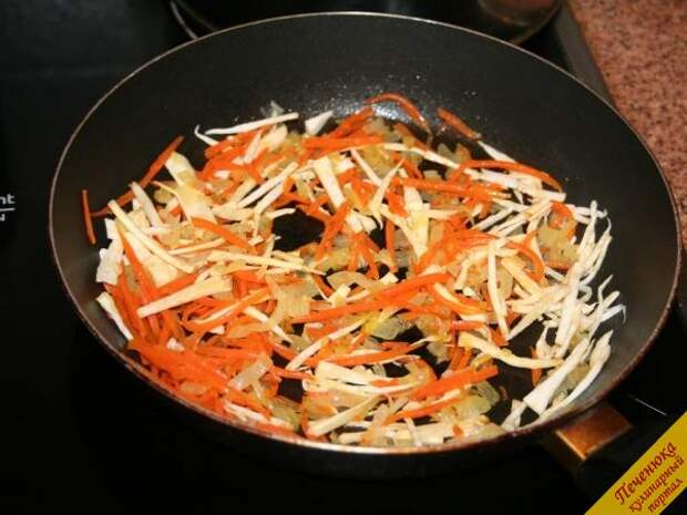 8) Соединяем морковь, репчатый лук и сельдерей и еще все вместе прогреваем на сковороде около пяти минут.