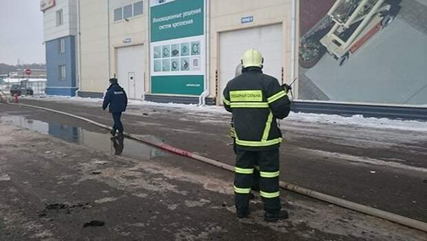 Сотрудники МЧС на месте возгорания в офисном здании в Химках. 16 февраля 2018 Сотрудники МЧС на месте возгорания в офисном здании в Химках. 16 февраля 2018
