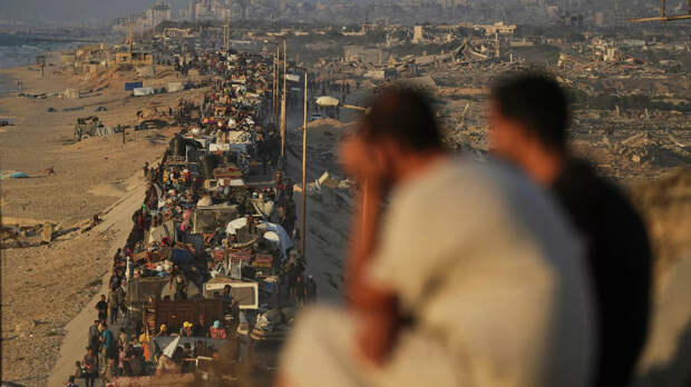 Палестинцы, вынужденные покинуть северную часть Газы - РИА Новости, 1920, 13.10.2025