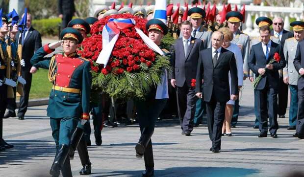 Путин возложил цветы на Могилу Неизвестного Солдата по случаю Дня Победы (видео)