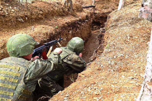 Военнослужащие гвардейской общевойсковой армии ВВО осваивают ведение тактических действий в составе боевых двоек