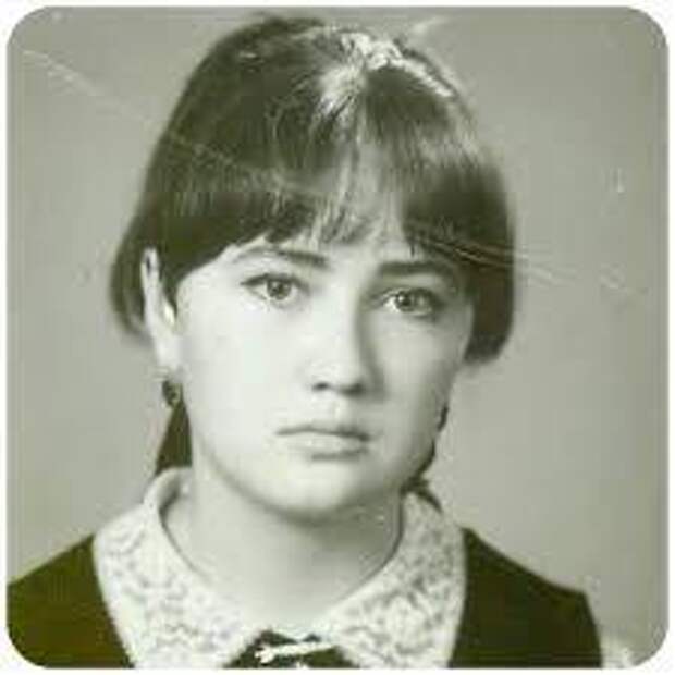 Молодые Ротару и Пугачева с мужьями, маленький Николаев и еще 12 редких фото знаменитостей