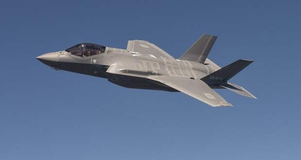 Пилот F-35 Lightning II устроила экскурсию по истребителю