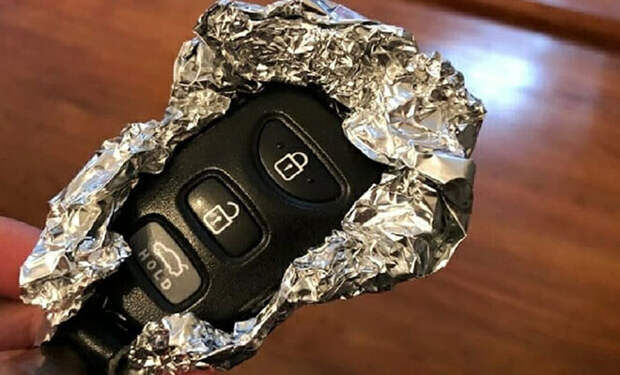 Все больше водителей заворачивают ключи от авто в фольгу. Говорят, работает от угонщиков