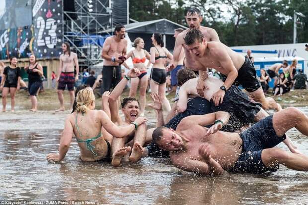 Самый "грязный" музыкальный фестиваль в Польше прошел в духе протеста правительству Фестиваль, весело, концерт, купание, музыка, отрыв, рок, фото