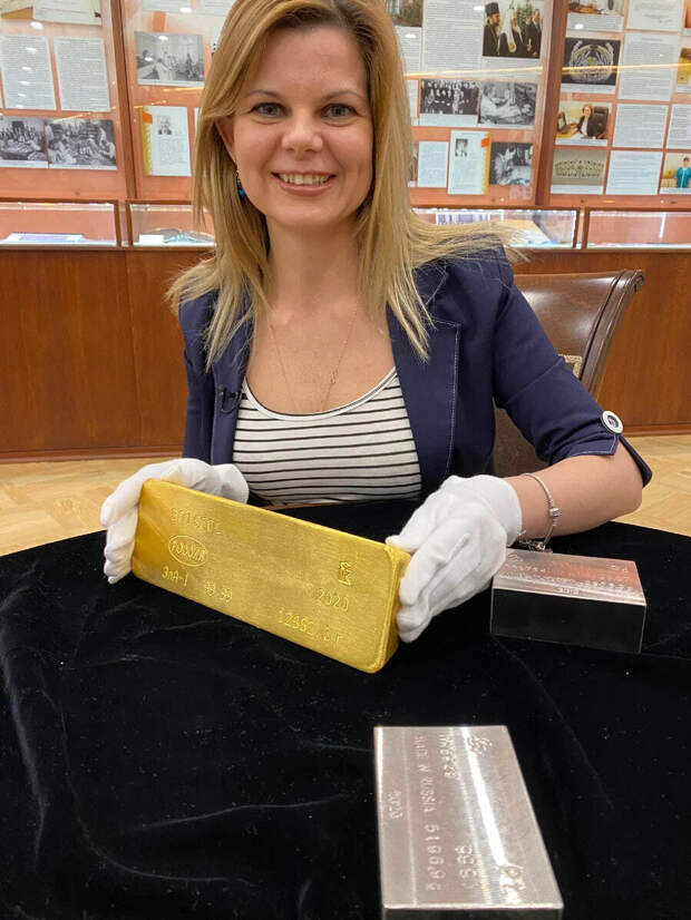 Этот золотой слиток весит 12 кг и стоит 55 млн рублей