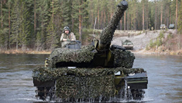 Датский танк Leopard 2 форсирует реку во время совместных учений войск НАТО Trident Juncture 2018 (Единый трезубец) в Норвегии