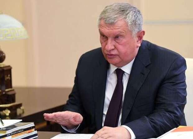 Chief Executive of oil producer Rosneft Igor Sechin attends a meeting with Russian President Vladimir Putin at the Novo-Ogaryovo state residence outside Moscow, Russia August 18, 2020. Sputnik/Alexei Nikolsky/Kremlin via REUTERS ATTENTION EDITORS - THIS IMAGE WAS PROVIDED BY A THIRD PARTY.