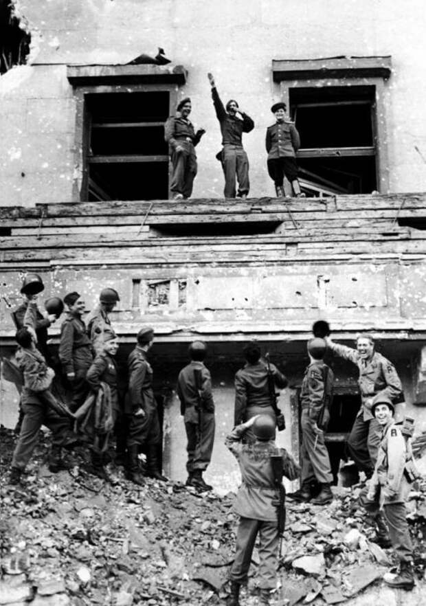 Солдат пародирует Гитлера, 1945 год, Берлин было, история, фото