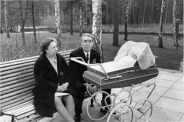 Подмосковье, дача Заречье, Брежнев с женой и правнучкой Галей, 1970 год