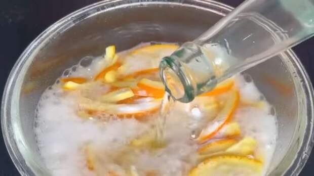 Чистящее средство от жира из апельсиновых корок и уксуса