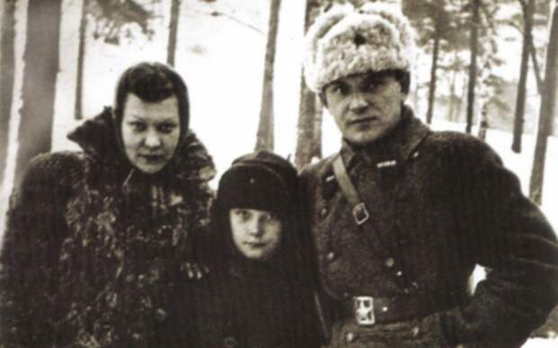 Клавдия Шульженко и Владимир Коралли с сыном Гошей