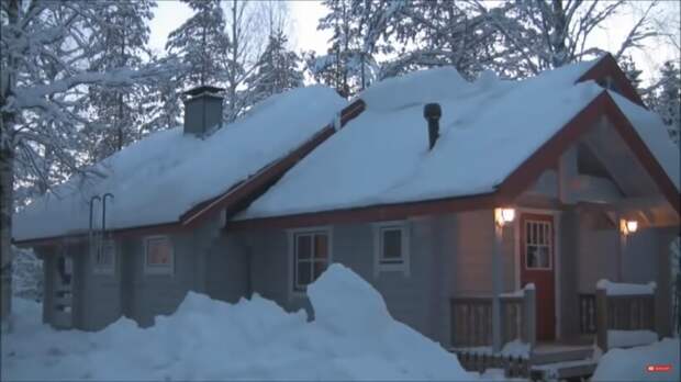 Видео: Как убрать весь снег с крыши с помощью веревки