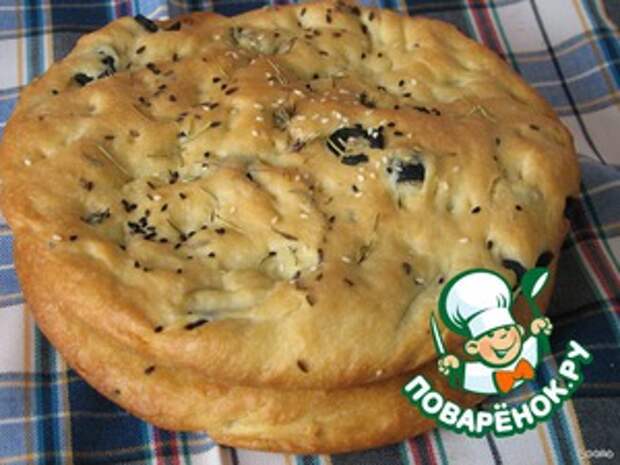 Фокачча с пряными травами, маслинами и чесноком