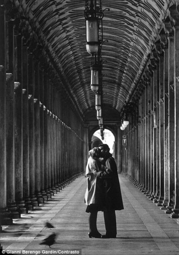 Снимок сделан на площади Святого Марка, Венеция, 1959 год. Фотограф: Gianni Berengo Gardin