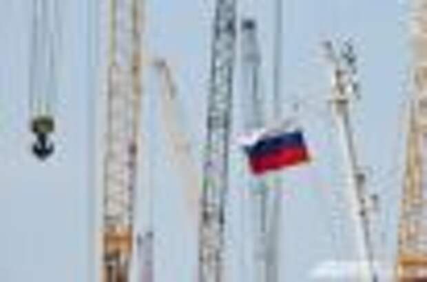 Над стройкой развивается российский флаг.