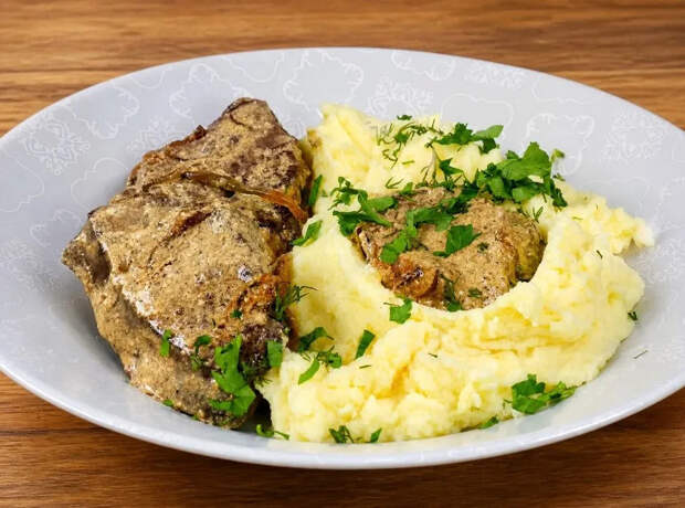 Делаю из печени сочные отбивные — мясо тает во рту: нежнейшая вкуснятина со сметаной и луком