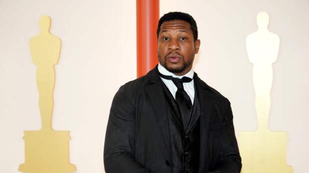 Jonathan Majors in a black tux