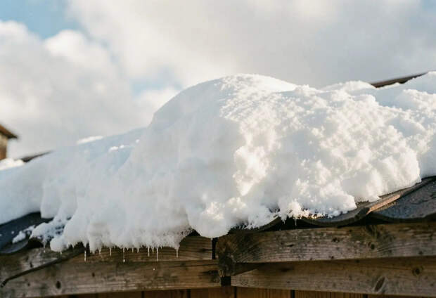 Снежный капкан: в Подмосковье сугроб раздавил "Пятерочку"