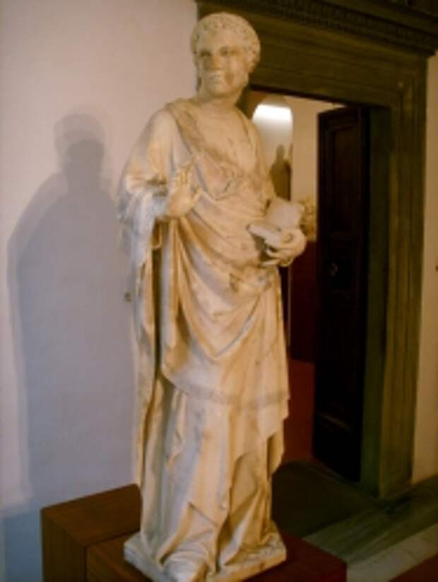 Работа итальянского скульптора Джованни д’Амброджо (14 век) до того, как американский турист повредил ее. Автор фото: sailko.