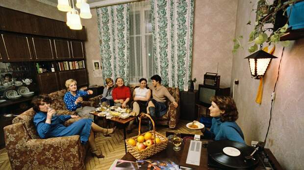 В жилых домах СССР делали широкие стены и высокие потолки не из-за страха войны: главный миф о сталинках развеян