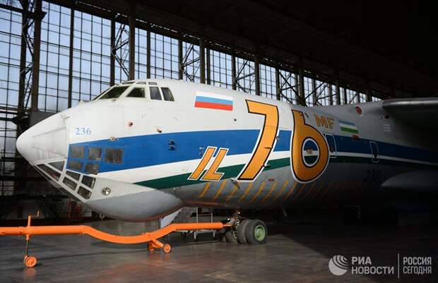 Самолет Ил-76 на территории Ташкентского механического завода.