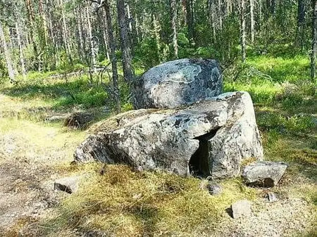 Поем в камне. Поющие валуны Карелии. Карелия Колгостров звонкий камень. Ульяновск Карельский камень. Красный камень в Карелии.