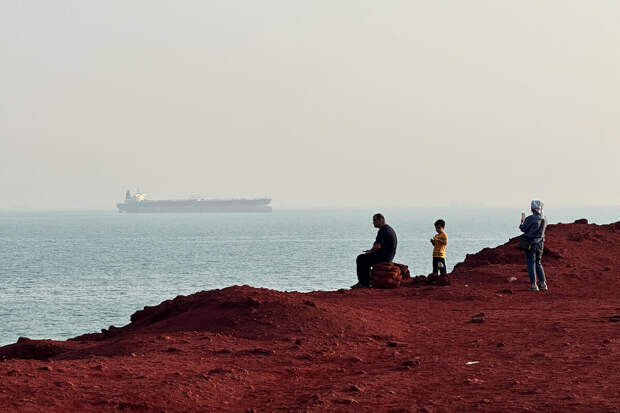 Reuters: КСИР закрывает Ормузский пролив