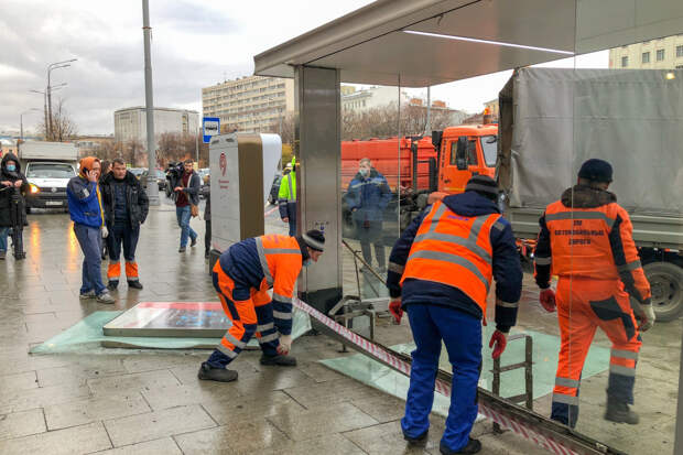 Остановка упала на жительницу Перми во время сильного ветра