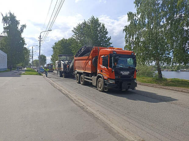 В Архангельске начали ремонтировать дороги на набережной Северной Двины