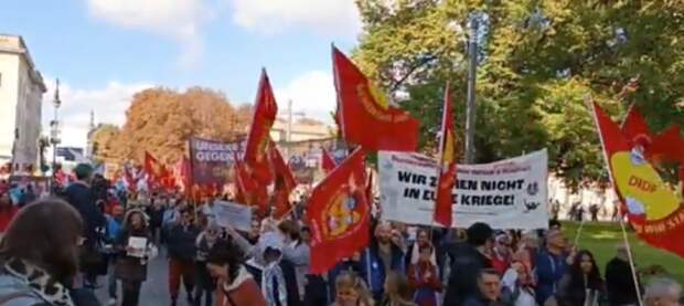 В Берлине проходит демонстрация против конфронтации отношений с Россией В Берлине проходит демонстрация против конфронтации отношений с Россией