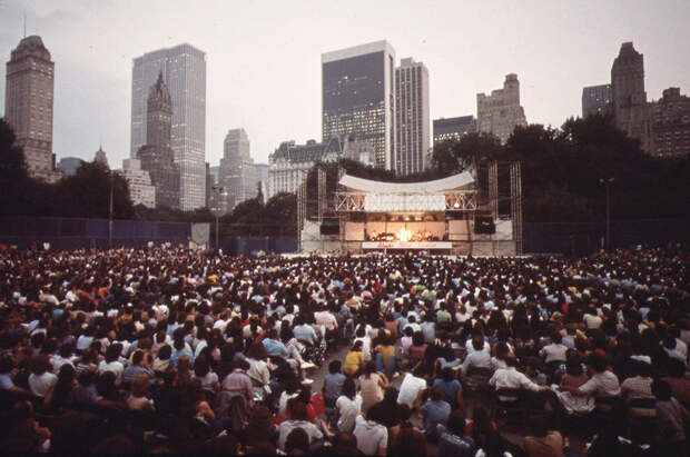 Концерт американской певицы Джуди Коллинз в в Центральном парке Нью-Йорка