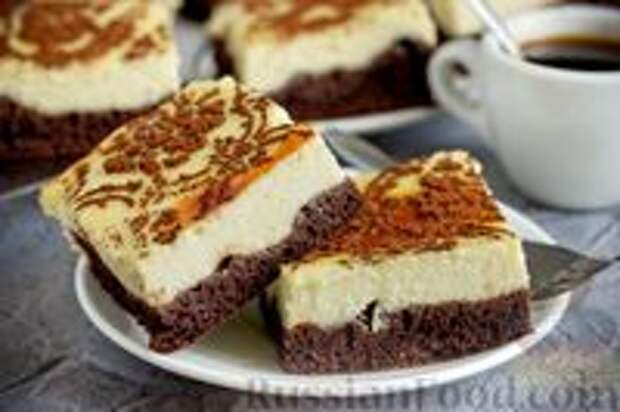 Фото к рецепту: Двухслойные творожно-бисквитные пирожные с какао