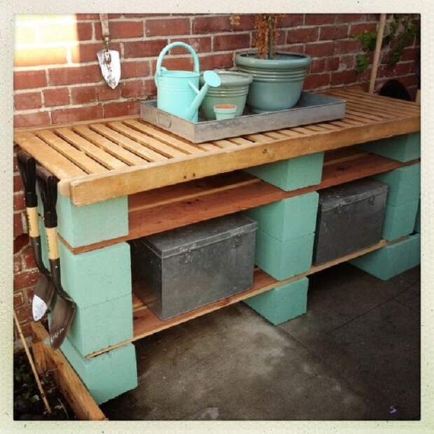 Удобный столик возможно создать при помощи шлакоблоков и ненужных досок, что станет просто оптимальным для любого двора.