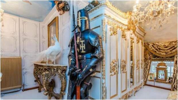 В простом коттедже хозяева сделали интерьер королевского дворца (фотоподборка)