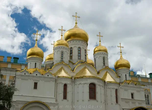 Благовещенский собор в Московском кремле, главы покрыты золочёной медью