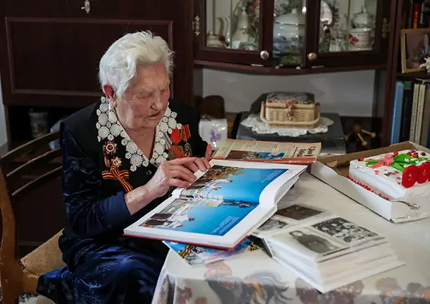 Военнослужащие ЦВО поздравили с вековым юбилеем ветерана Великой Отечественной войны в Свердловской области