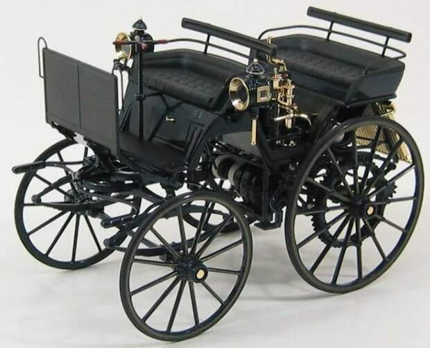 Автомобиль второй половины 19 века. В "газетном" варианте говорилось о гибели Николая под колёсами конного экипажа в 1851 году. В оригинале, предлагаемом Вам сейчас, повествуется о гибели его под колёсами автомобиля (современное понятие). Возникает вопрос: откуда в 1851 году взялся автомобиль? Да, первый автомобиль с двигателем внутреннего сгорания, действительно, появился намного позднее гибели Николая… Чтобы избежать подобных вопросов и критики, Геннадий Белимов, редактируя роман для размещения на полосах газеты "Волжская правда" в 2001 году, заменил автомобиль на конный экипаж. На самом деле это была самокатная конструкция – деревянная телега без двигателя, управляемая рычагами. Она спускалась с горки, а Николай, задумавшись, попал под неё. Удар не был очень сильным, но Николай упал и ударился головой о мостовую. Этого было достаточно, чтобы отойти в Мир Иной... При выпуске полного авторского варианта, мы решили ничего не менять. В то время, когда жил Николай, он и слыхать не слыхал об автомобилях, потому что их не было совсем. Книга принята автописьмом. Николай в своем изложении тех событий, чтобы читателю было более понятно, передал информацию именно так.