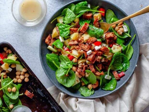 Салат с колбасой. \ Фото: mysugarfreekitchen.com. Салат с колбасой. \ Фото: mysugarfreekitchen.com.