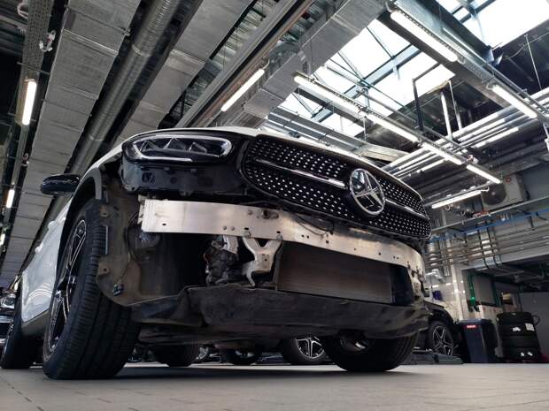 Депутат на фоне слухов об Адаме Кадырове выложил картинку с разбитым «геликом» и орденами