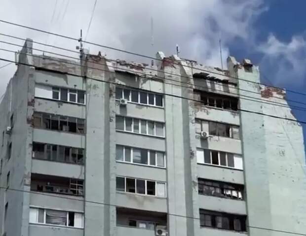 В результате атаки ВСУ ракетами ATACMS на Луганск обрушился подъезд пятиэтажного