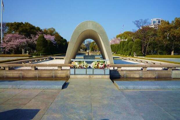 памятник жертвам Хиросимы и Нагасаки источник:https://cdn.pixabay.com/photo/2015/08/13/19/31/monument-887390_960_720.jpg